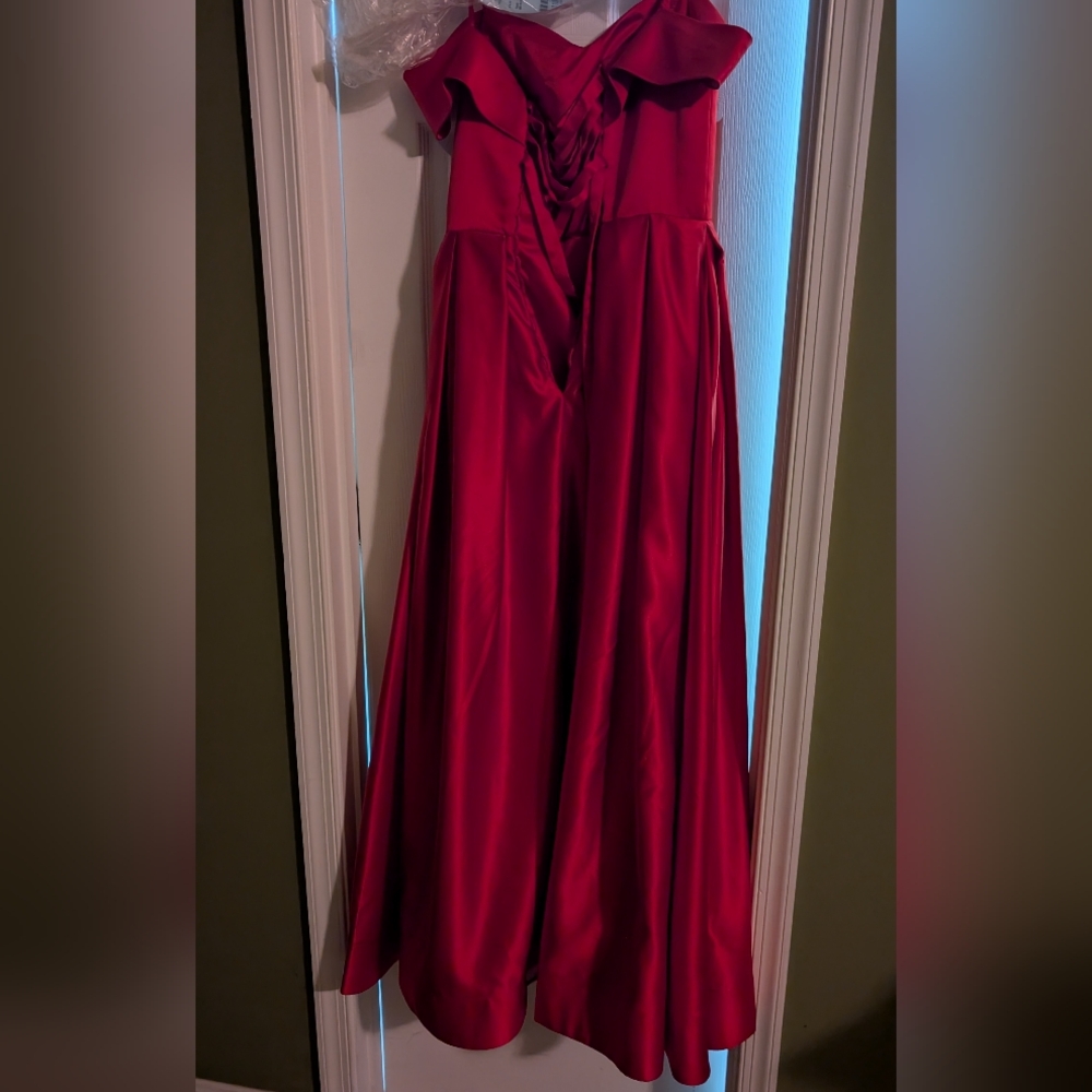 Elegant Red Gown - Picture 5 of 8